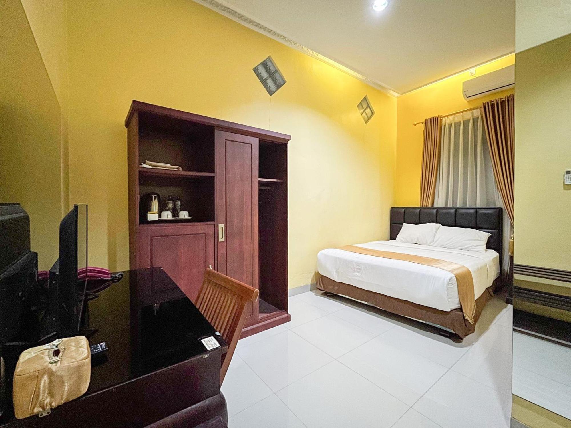 Kartika Hotel Syariah Pacitan Mitra Reddoorz Екстер'єр фото
