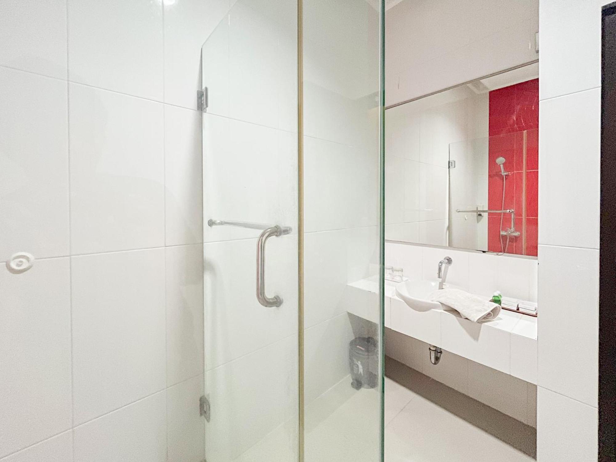 Kartika Hotel Syariah Pacitan Mitra Reddoorz Екстер'єр фото