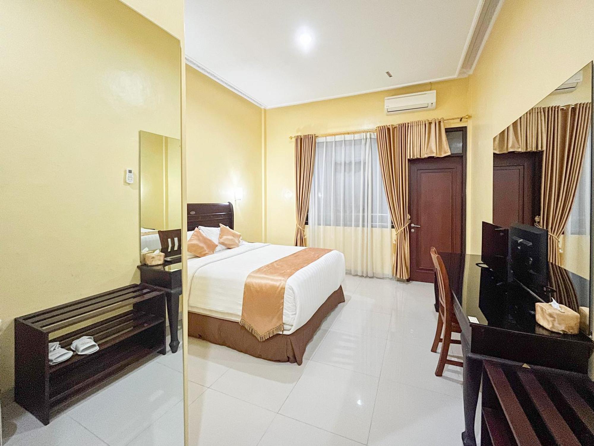 Kartika Hotel Syariah Pacitan Mitra Reddoorz Екстер'єр фото