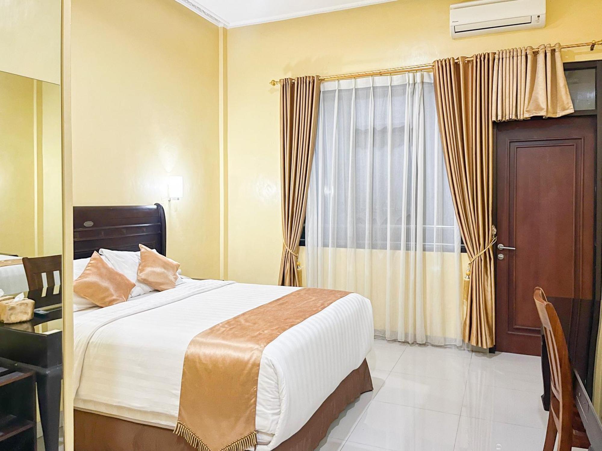 Kartika Hotel Syariah Pacitan Mitra Reddoorz Екстер'єр фото