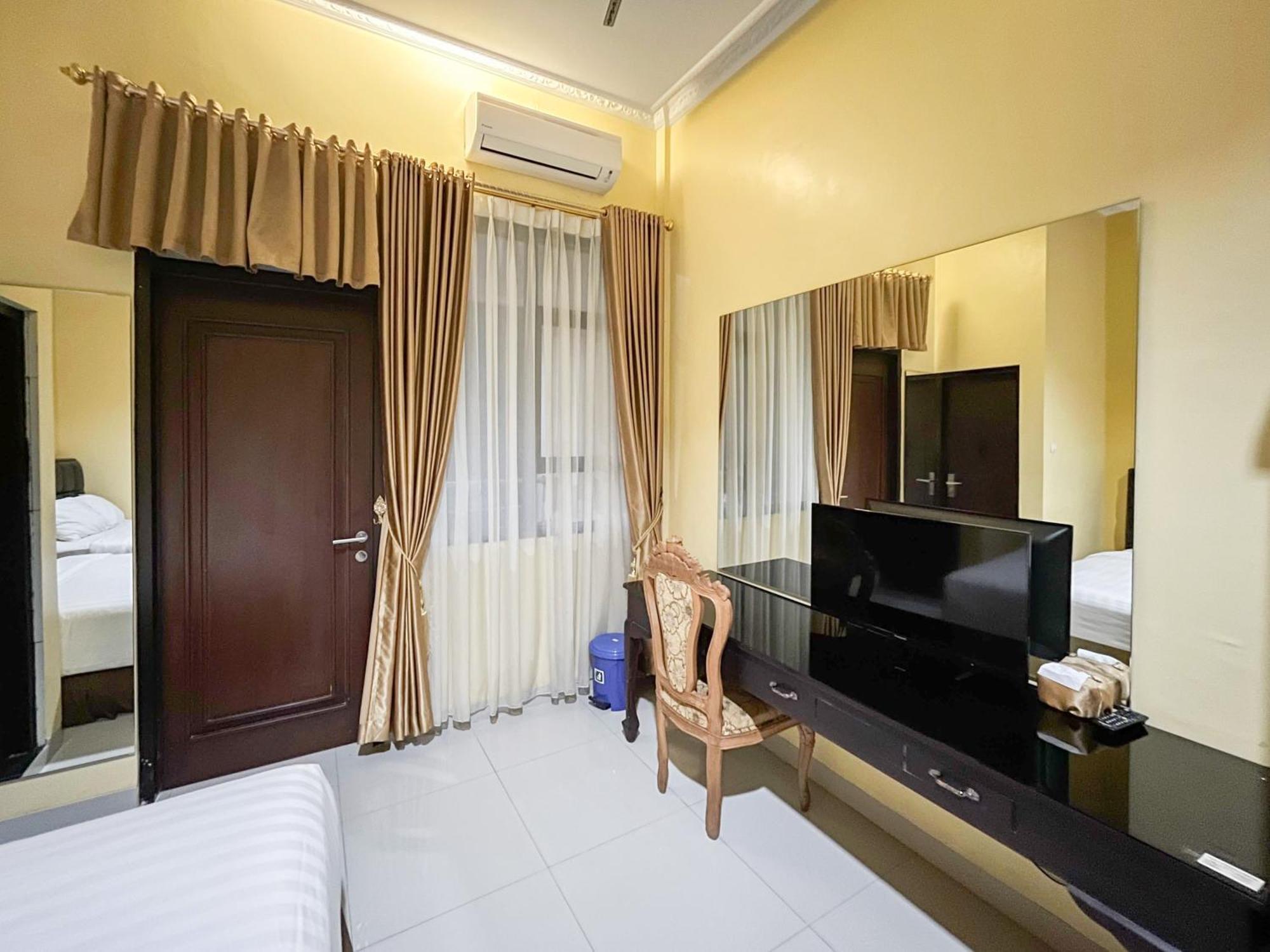 Kartika Hotel Syariah Pacitan Mitra Reddoorz Екстер'єр фото