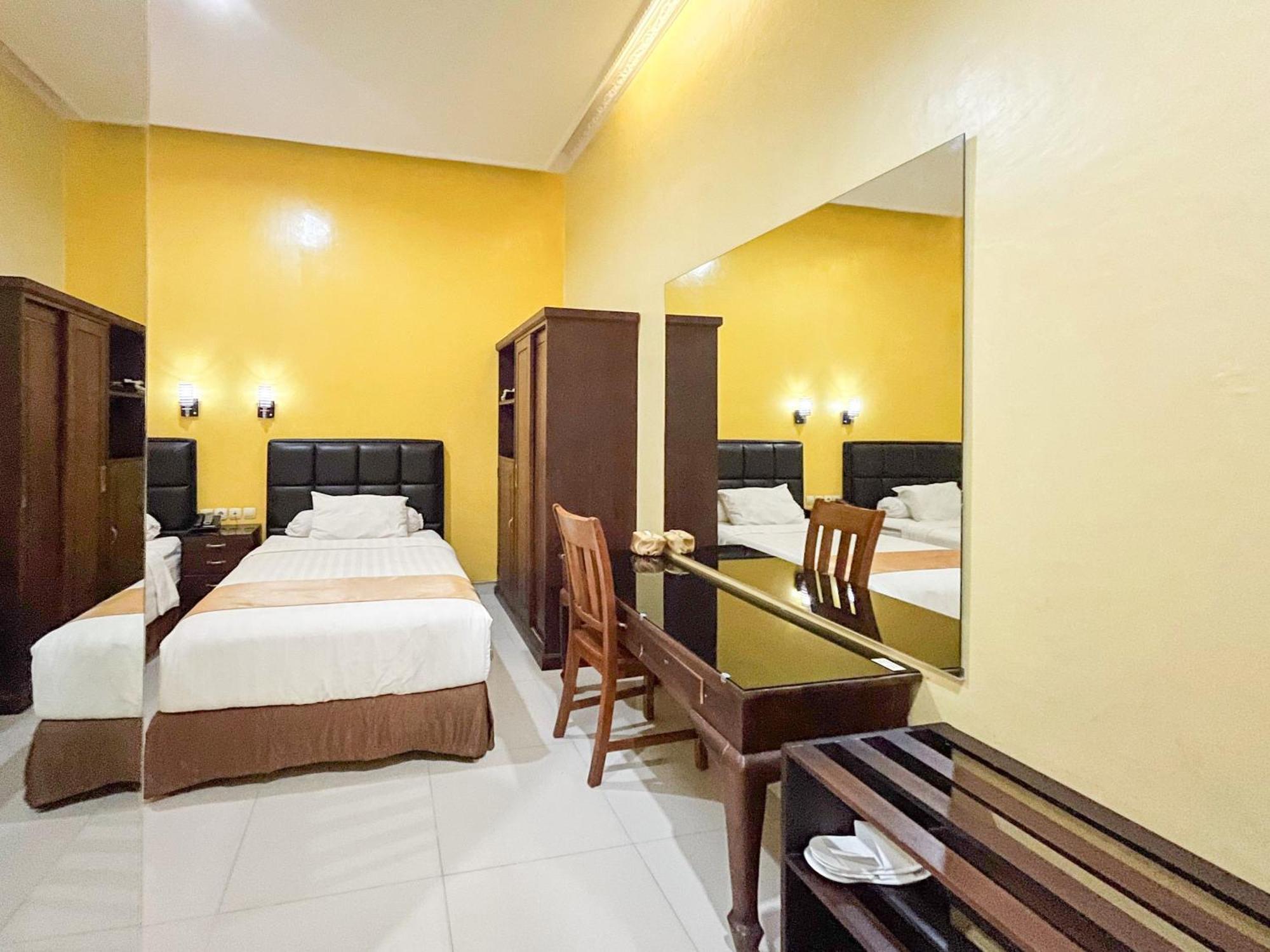 Kartika Hotel Syariah Pacitan Mitra Reddoorz Екстер'єр фото
