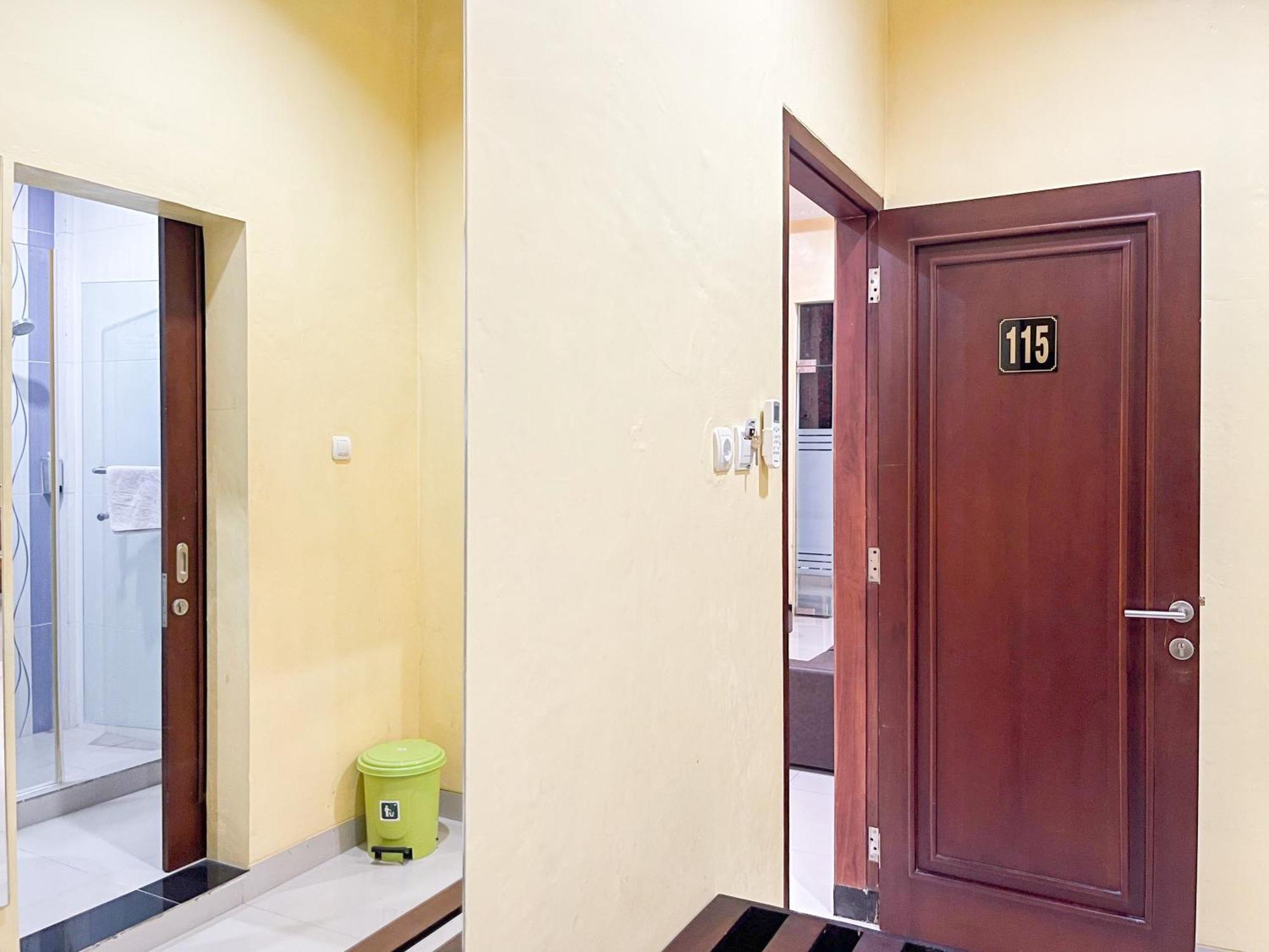 Kartika Hotel Syariah Pacitan Mitra Reddoorz Екстер'єр фото