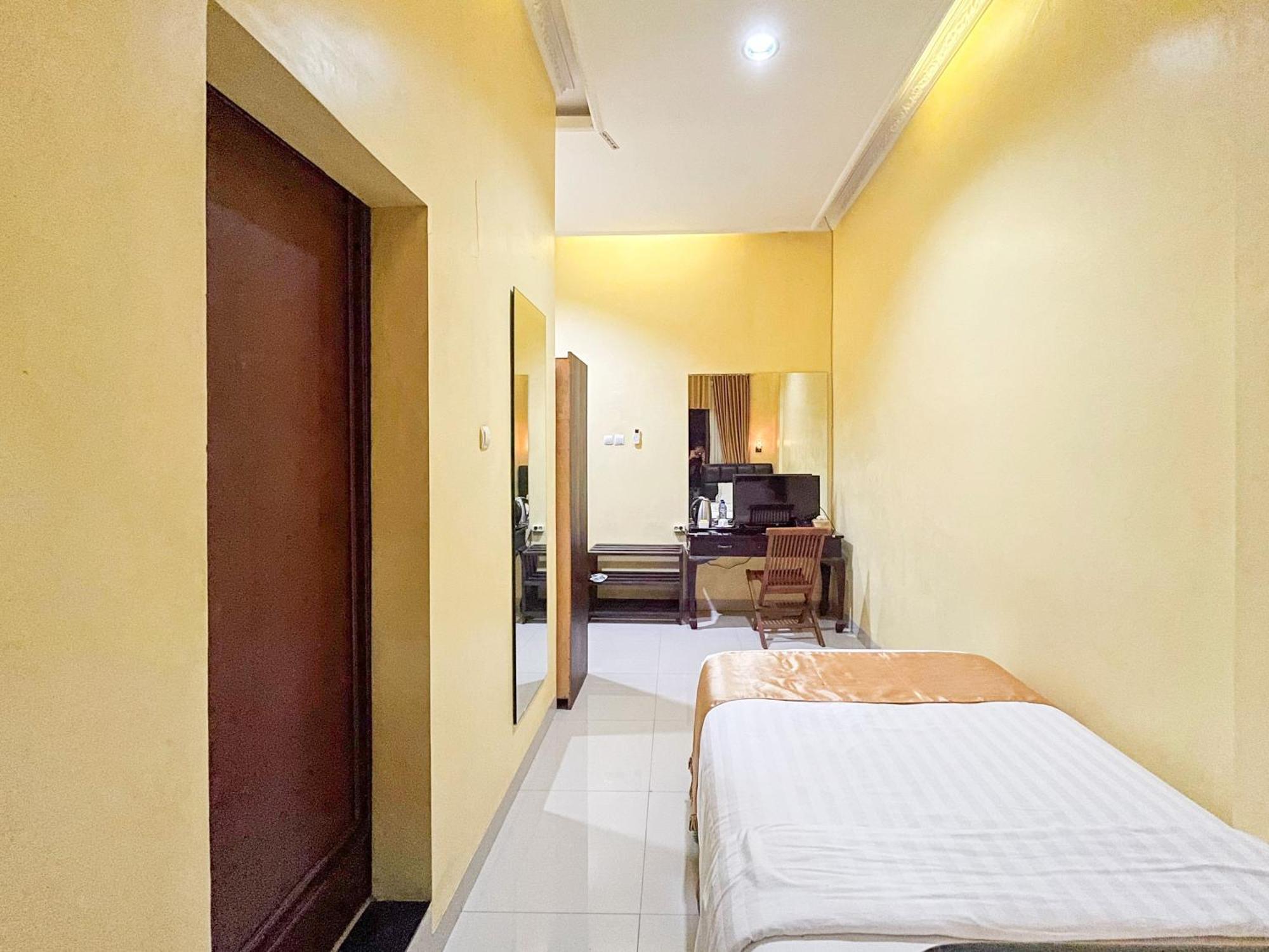 Kartika Hotel Syariah Pacitan Mitra Reddoorz Екстер'єр фото
