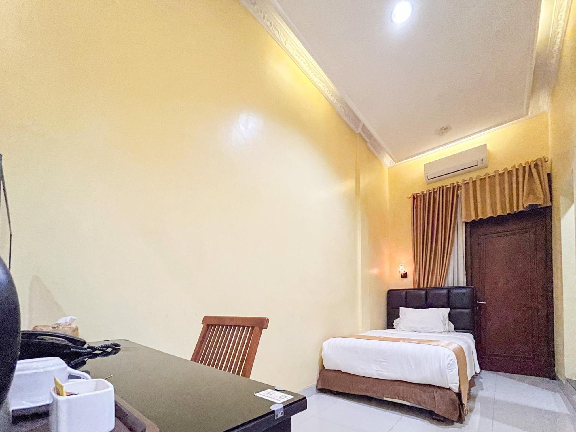 Kartika Hotel Syariah Pacitan Mitra Reddoorz Екстер'єр фото