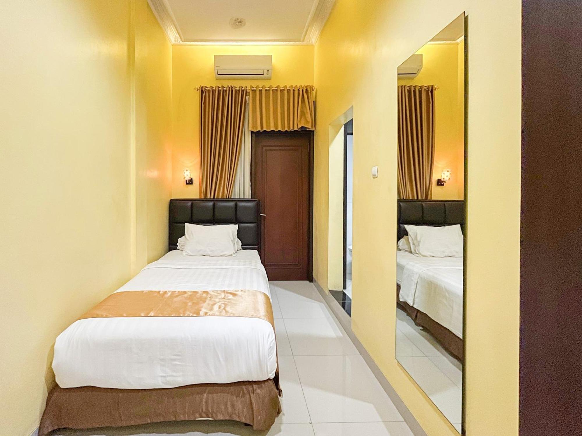 Kartika Hotel Syariah Pacitan Mitra Reddoorz Екстер'єр фото