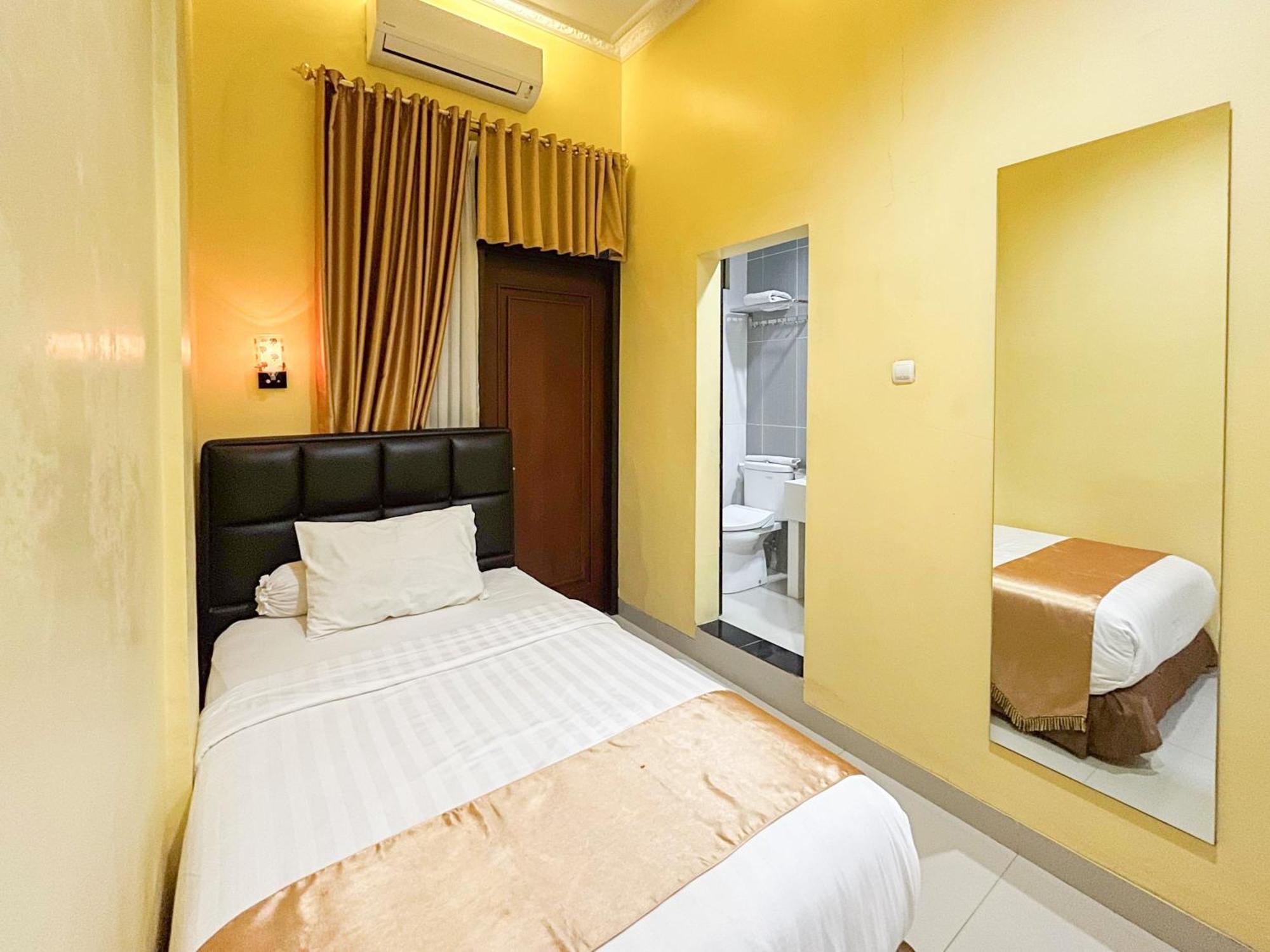 Kartika Hotel Syariah Pacitan Mitra Reddoorz Екстер'єр фото