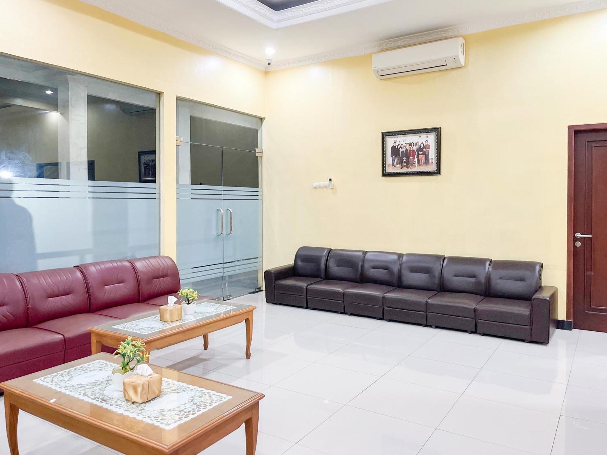 Kartika Hotel Syariah Pacitan Mitra Reddoorz Екстер'єр фото