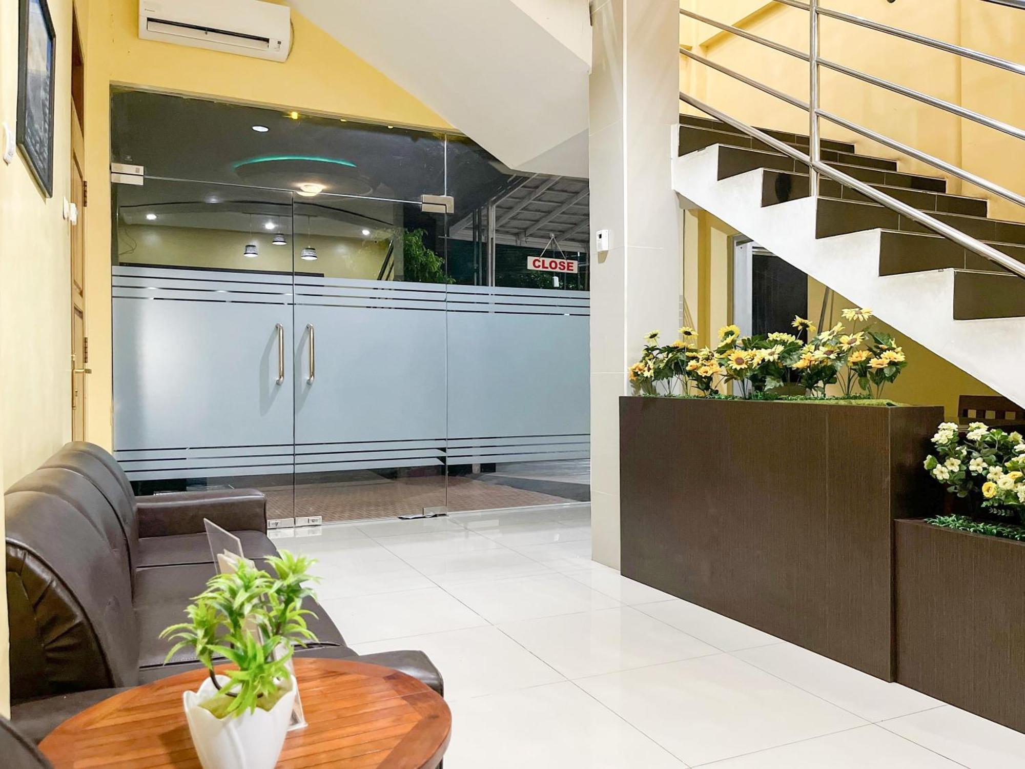 Kartika Hotel Syariah Pacitan Mitra Reddoorz Екстер'єр фото