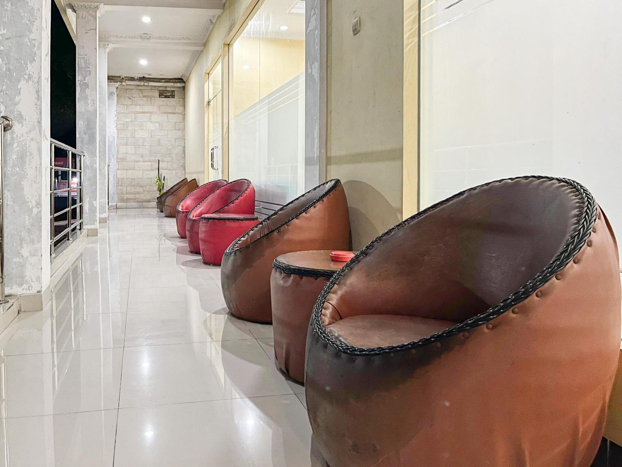 Kartika Hotel Syariah Pacitan Mitra Reddoorz Екстер'єр фото