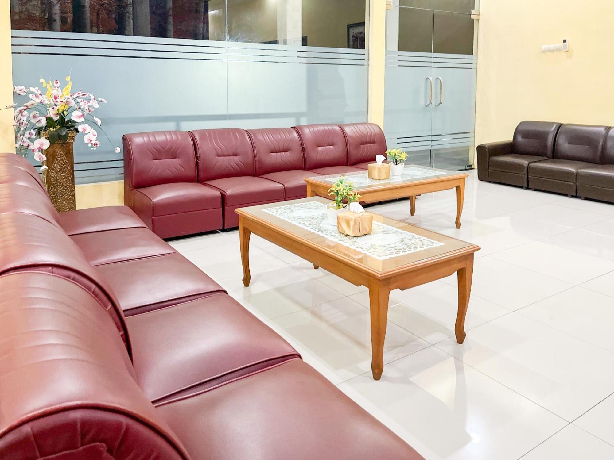 Kartika Hotel Syariah Pacitan Mitra Reddoorz Екстер'єр фото