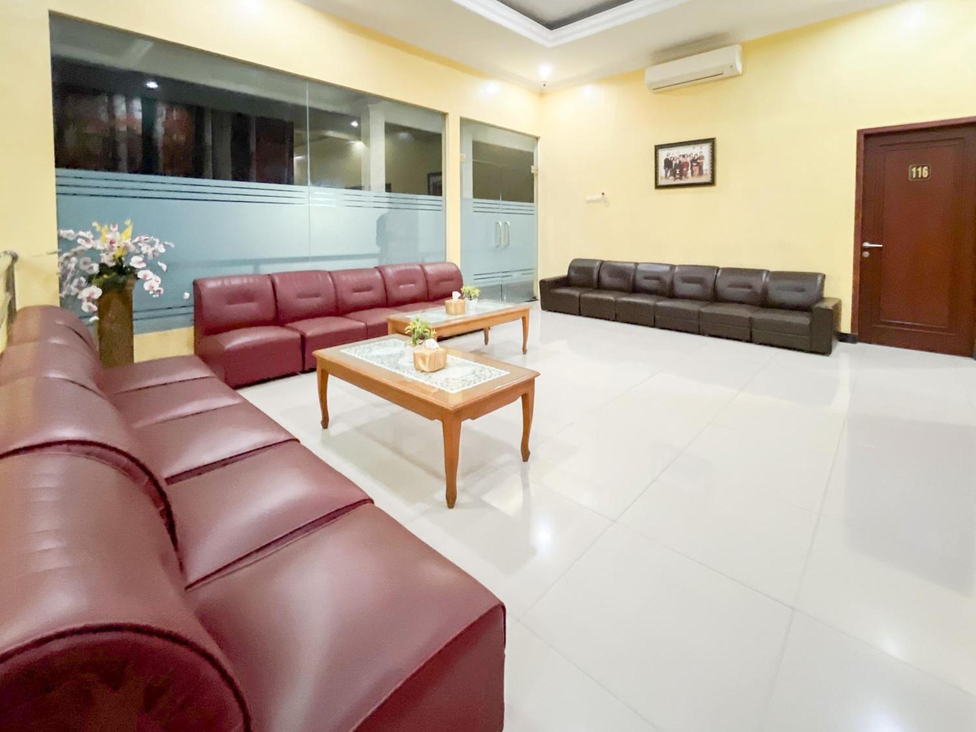 Kartika Hotel Syariah Pacitan Mitra Reddoorz Екстер'єр фото